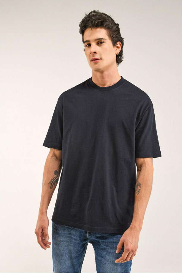 Camiseta básica manga corta unicolor.