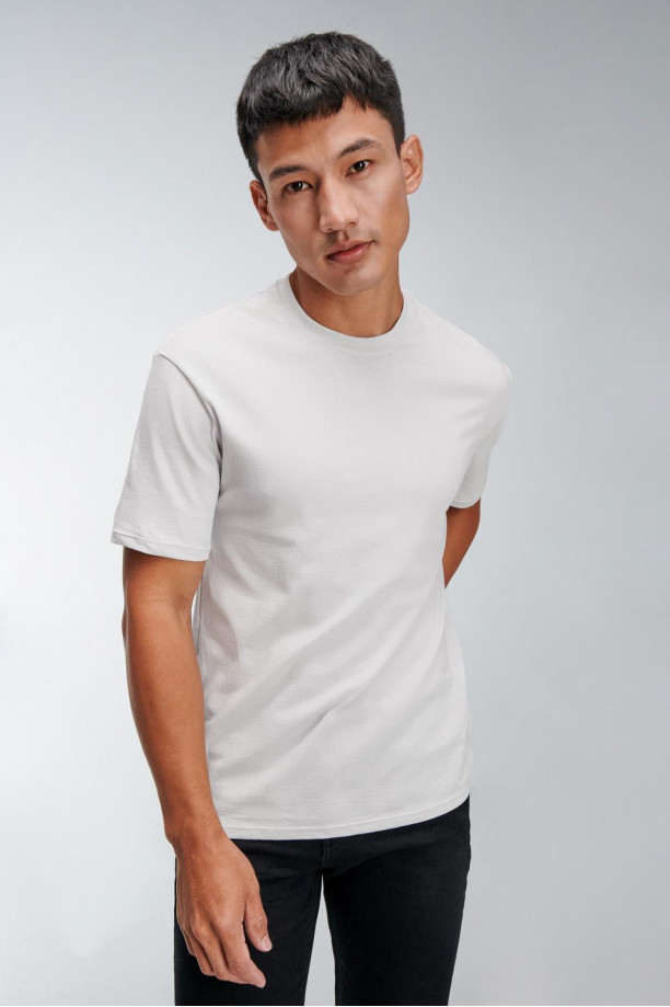 Camiseta básica manga corta unicolor.