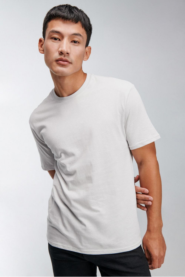 Camiseta básica manga corta unicolor.