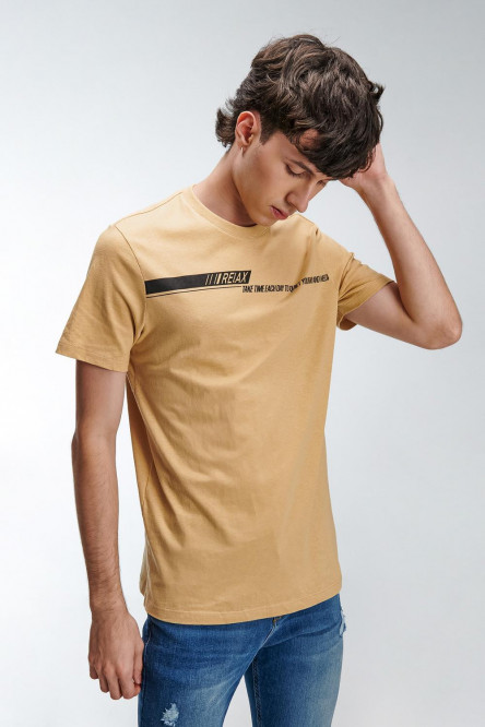 Camiseta manga corta con estampado.