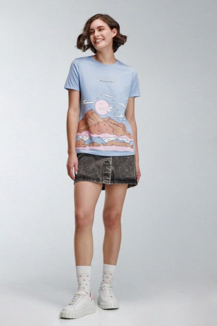 Camiseta estampada, manga corta con cuello redondo.
