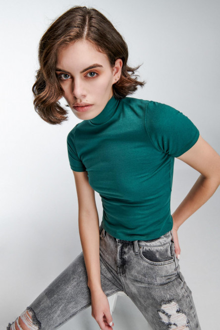 Camiseta básica, con cuello alto y manga corta.