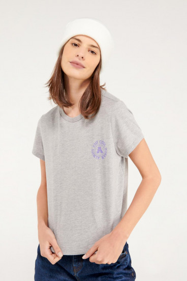 Camiseta manga corta con estampado en frente.