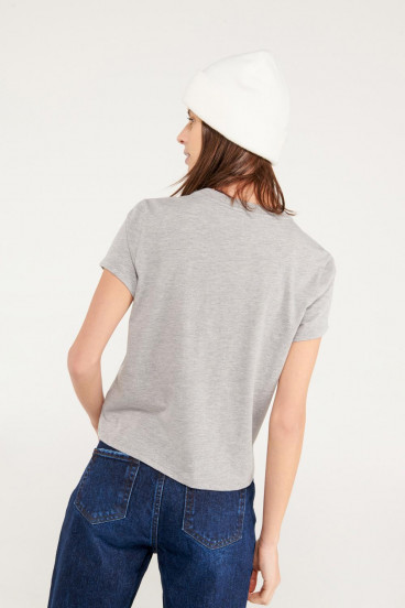 Camiseta manga corta con estampado en frente.