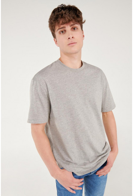 Camiseta básica manga corta unicolor.