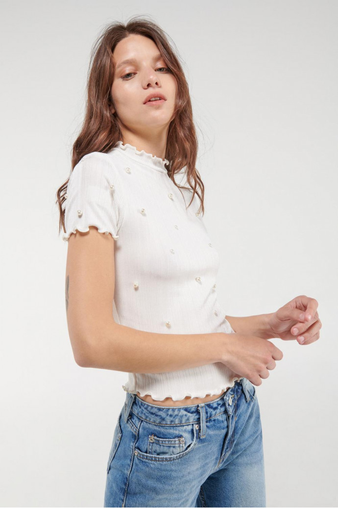 Camiseta manga corta, con perlas.