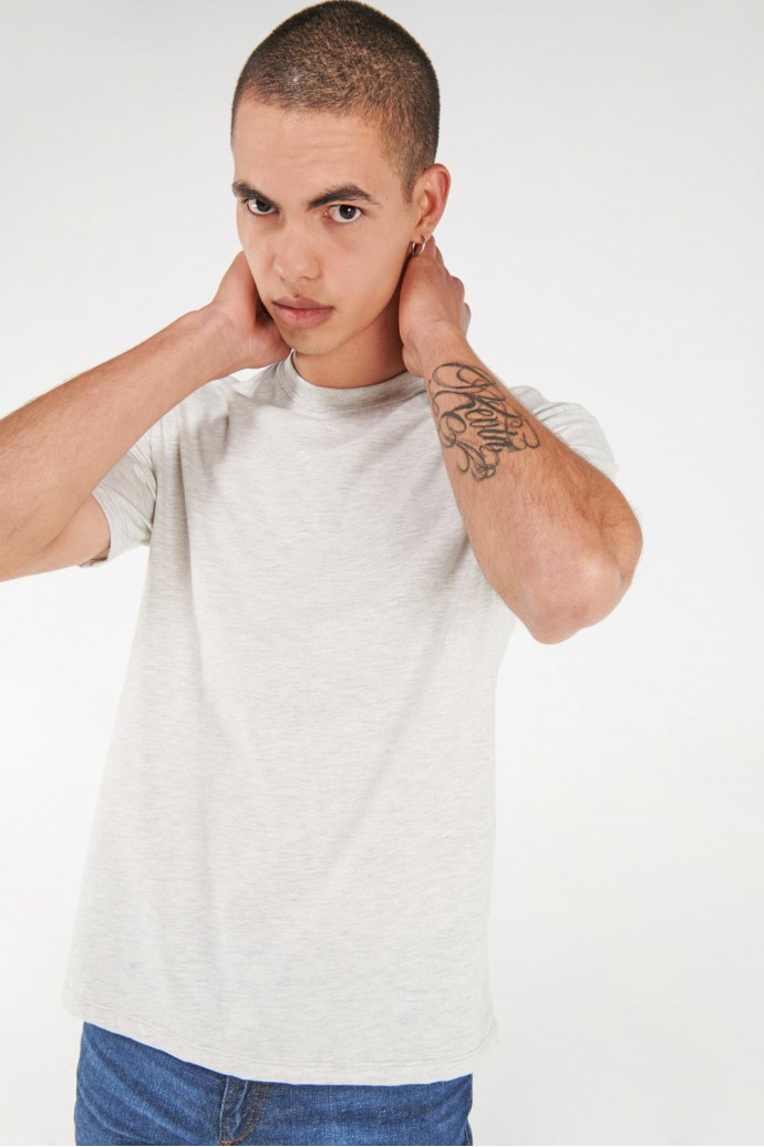 Camiseta básica manga corta unicolor.