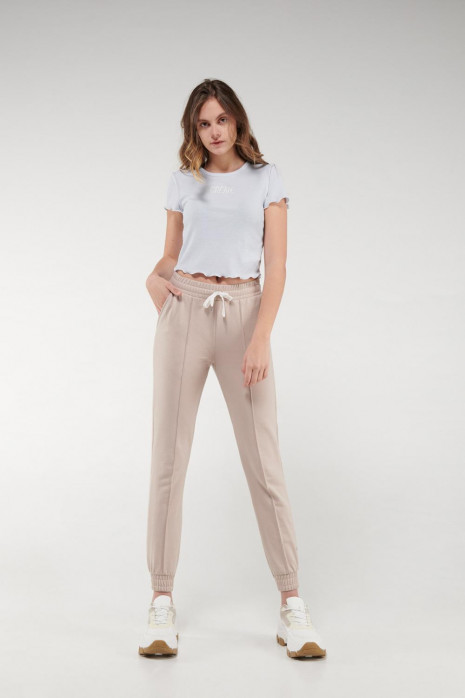 Camiseta crop top, con costuras en contraste y bordado en frente.